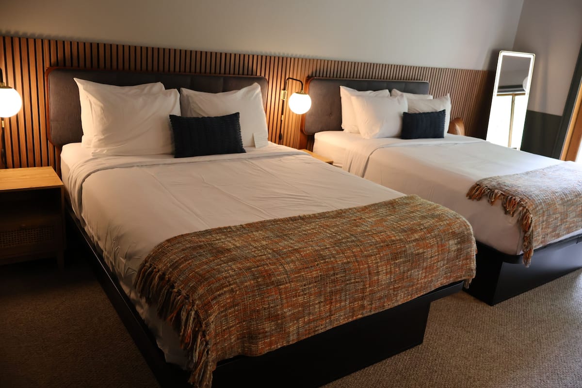 2 Full Beds | Bộ đồ giường kháng dị ứng, bàn, màn/rèm cản sáng