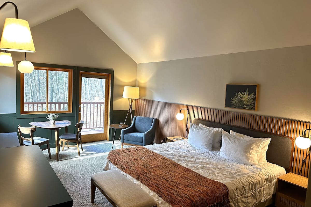 1 bedroom, hypo-allergenic bedding, desk, blackout curtains