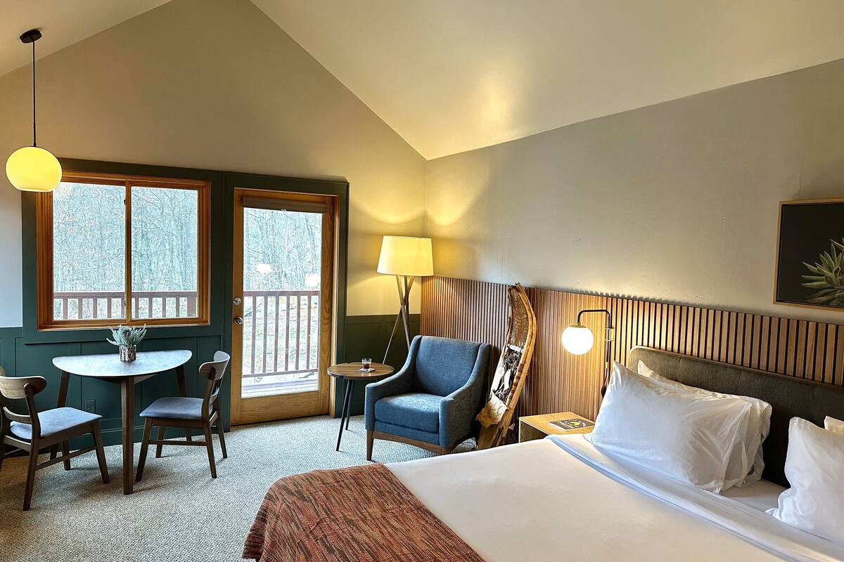 1 bedroom, hypo-allergenic bedding, desk, blackout curtains