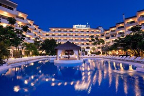 Outdoor pool, pool umbrellas, sun loungers - Aguamar Apartamentos, Los Cristianos Downtown (Arona)