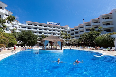 Außenpool, Sonnenschirme, Liegestühle. Aguamar Apartamentos, Los Cristianos Downtown