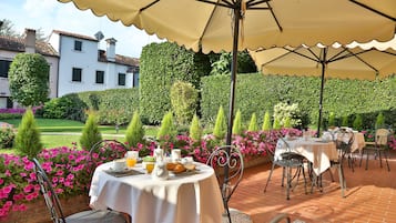 Daily buffet breakfast (EUR 15 per person)