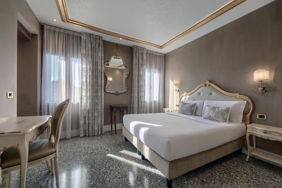 Rom – superior, 1 queensize-seng, ikke-røyk (Twin bed on request) | Dundyner, minibar, safe på rommet og skrivebord