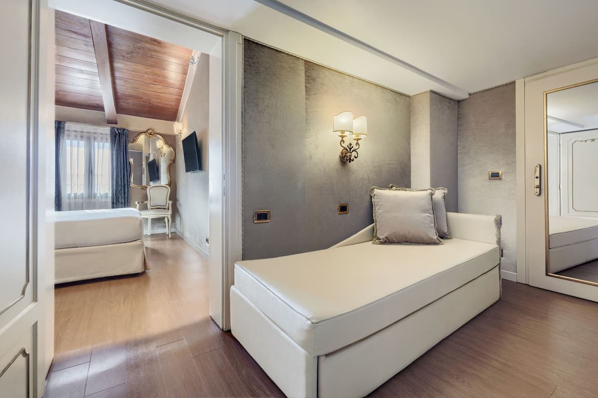 Rom – classic, 1 queensize-seng, ikke-røyk (Twin bed on request;with Sofabed) | Dundyner, minibar, safe på rommet og skrivebord