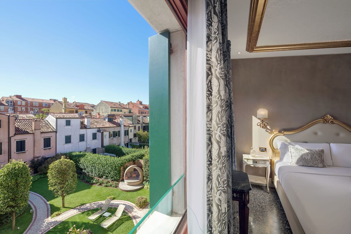 Rom – superior, 1 queensize-seng, ikke-røyk (Twin bed on request) | Dundyner, minibar, safe på rommet og skrivebord