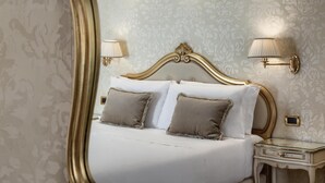 Rom – classic, 1 queensize-seng, ikke-røyk (Twin bed on request;with Sofabed) | Dundyner, minibar, safe på rommet og skrivebord