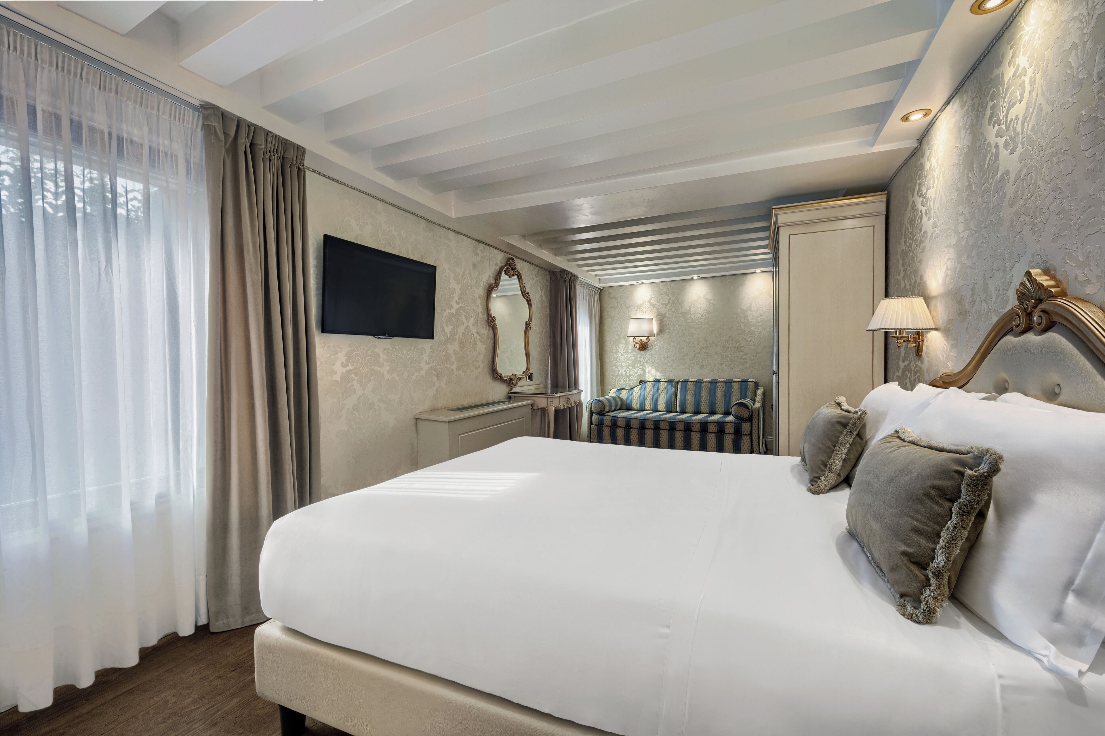 Rom – classic, 1 queensize-seng, ikke-røyk (with Single Sofabed) | Dundyner, minibar, safe på rommet og skrivebord