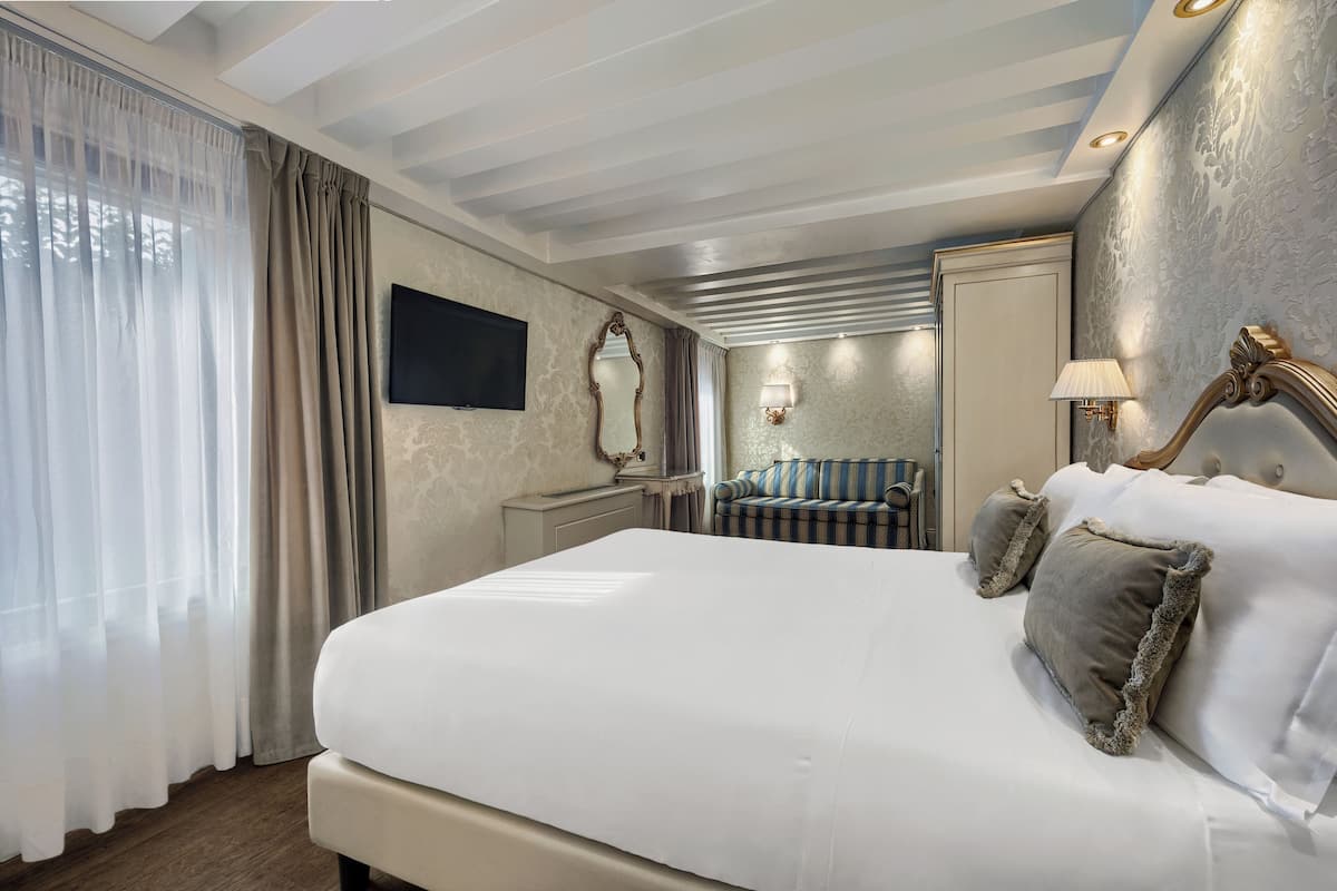 Rom – classic, 1 queensize-seng, ikke-røyk (with Single Sofabed) | Dundyner, minibar, safe på rommet og skrivebord