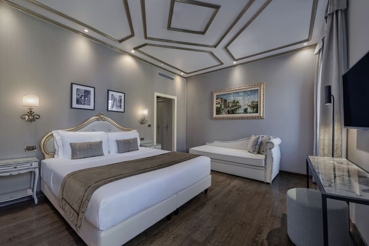 Dundyner, minibar, safe på rommet og skrivebord