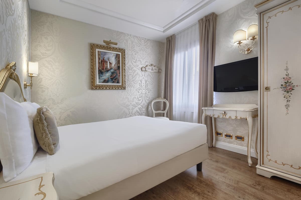 Rom – classic, 1 queensize-seng, ikke-røyk (Twin bed on request) | Dundyner, minibar, safe på rommet og skrivebord