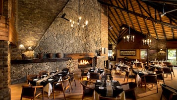 Se sirven desayunos, comidas y cenas con vista a la alberca