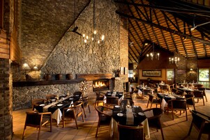 供应早餐、午餐和晚餐，泳池景观