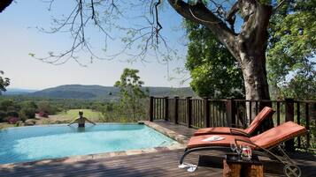 3 piscinas al aire libre, sombrillas, sillones reclinables de piscina