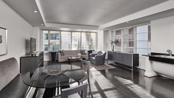 Suite, 1 habitación, accesible en silla de ruedas (Platinum) | Una televisión