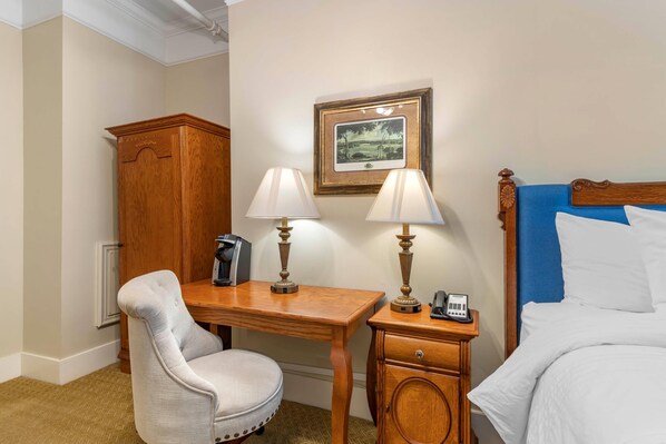 Standard Room, 1 King Bed, Non Smoking | Premium bedding, down comforters, pillowtop beds, individually decorated