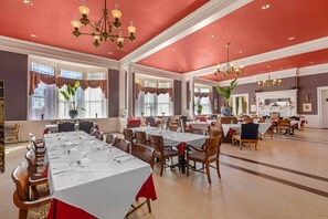 Frukost enligt egen beställning varje dag (USD 13.00 per person)