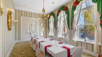 3 restaurants, breakfast served