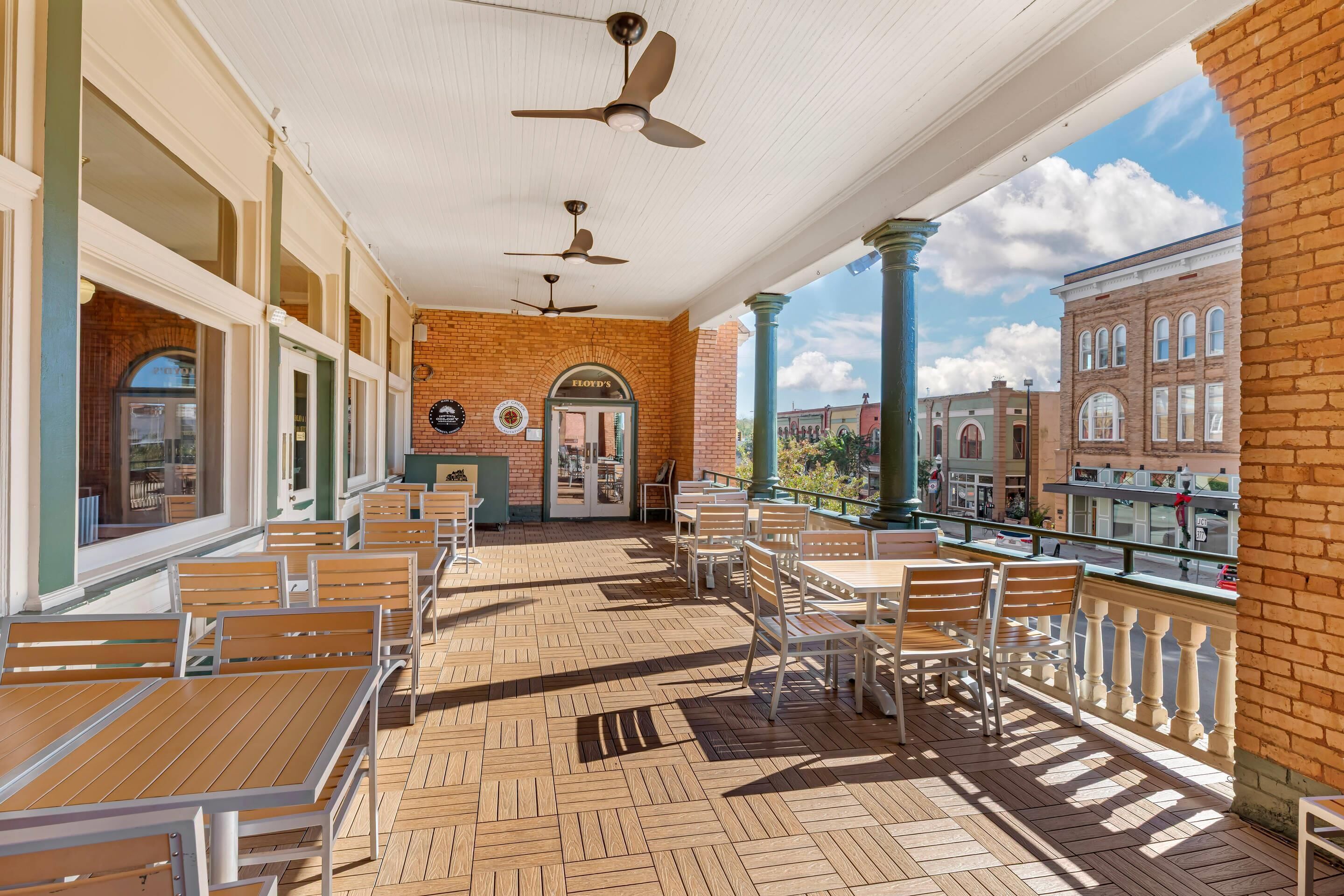 3 restaurants, breakfast served