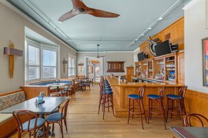 3 restaurantes, se sirve desayuno 