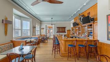 3 restaurants, breakfast served