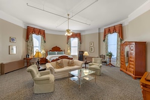 Premium bedding, down duvets, pillow-top beds, individually decorated - Windsor Hotel, an Ascend Collection Hotel (Americus)