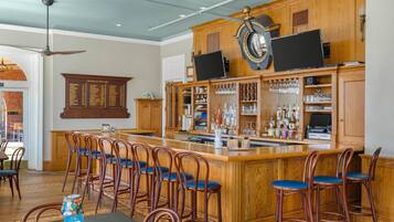 3 restaurants, breakfast served