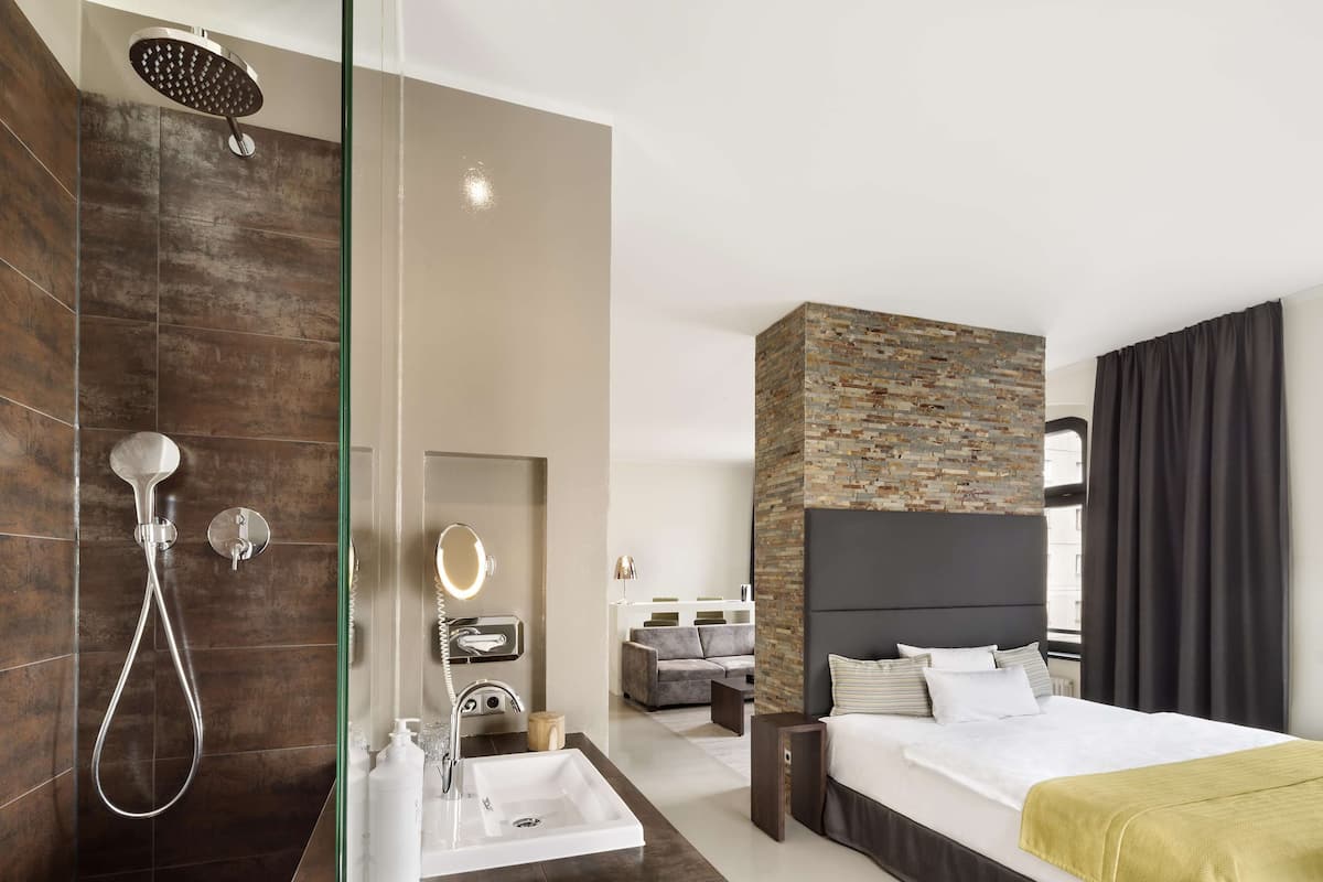 Ropa de cama de alta calidad, camas con pillow-top y minibar