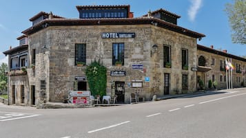 Vista frontal de la propiedad