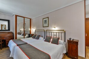 In-room safe, desk, free WiFi