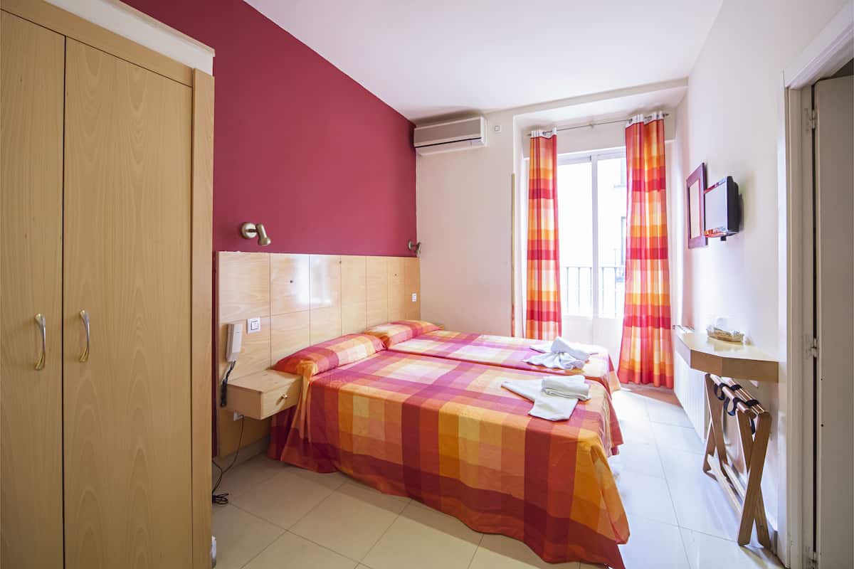 Twin Room, Private Bathroom | Desk, WiFi (free)