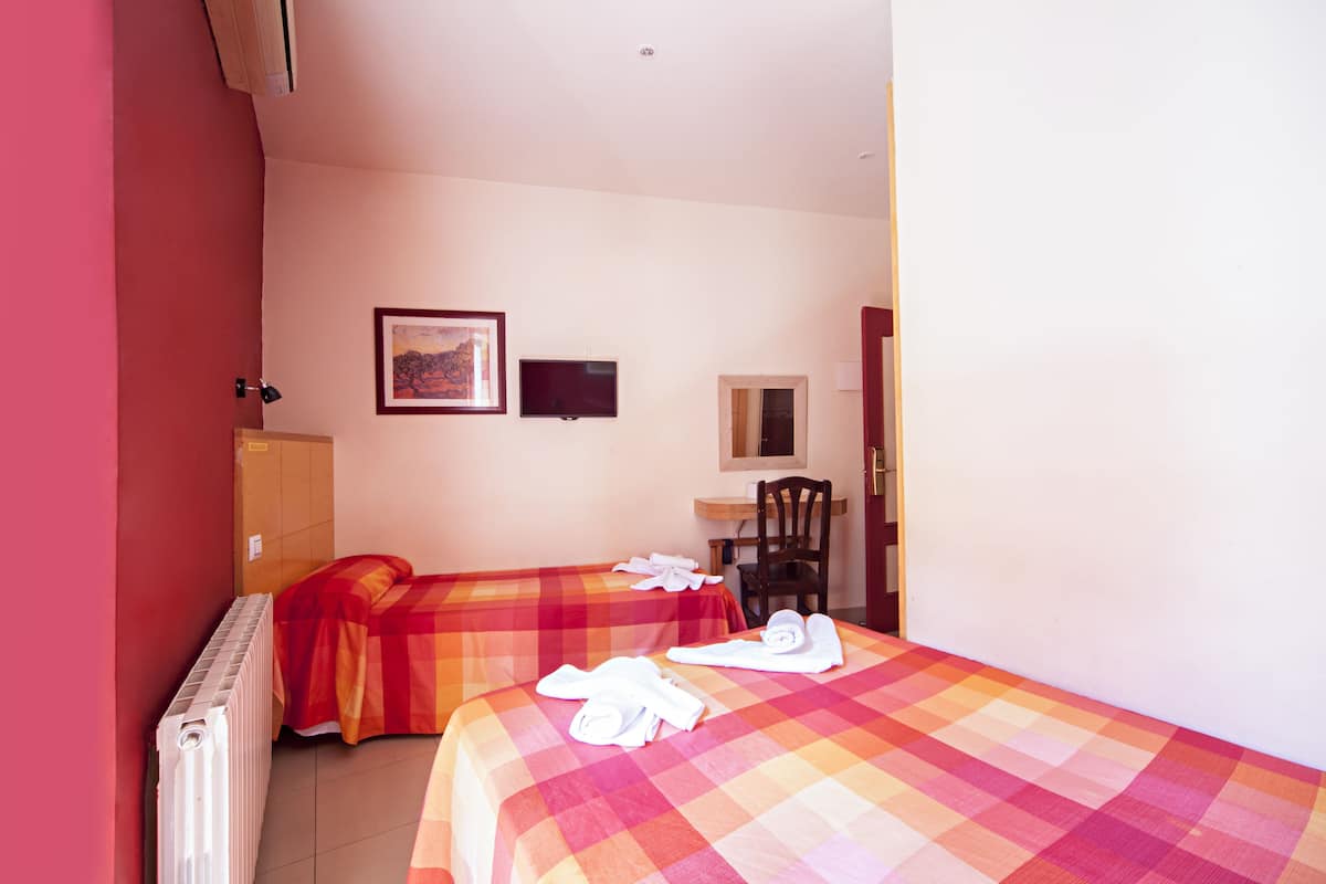 Triple Room, Private Bathroom | Desk, WiFi (free)