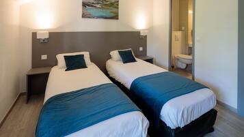 Camera tripla | Una cassaforte in camera, una scrivania, insonorizzazione