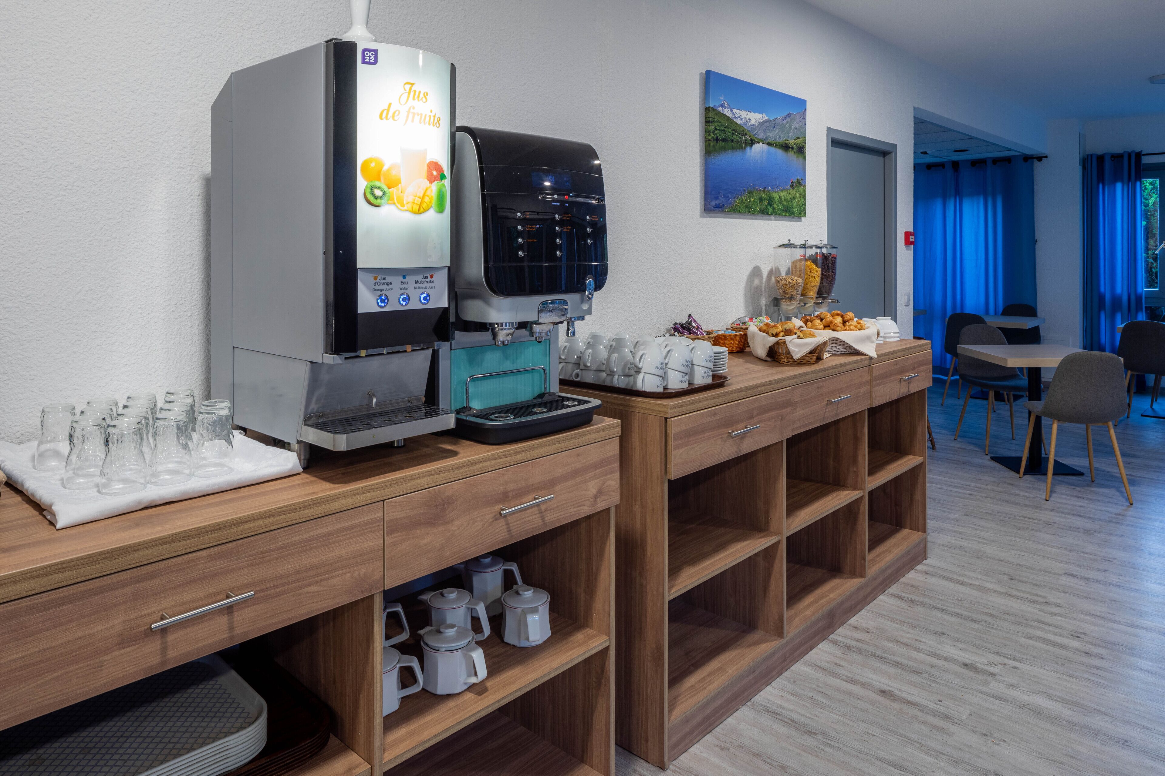 Una kitchenette equipada con cafetera, teteras y una presentación de frutas.