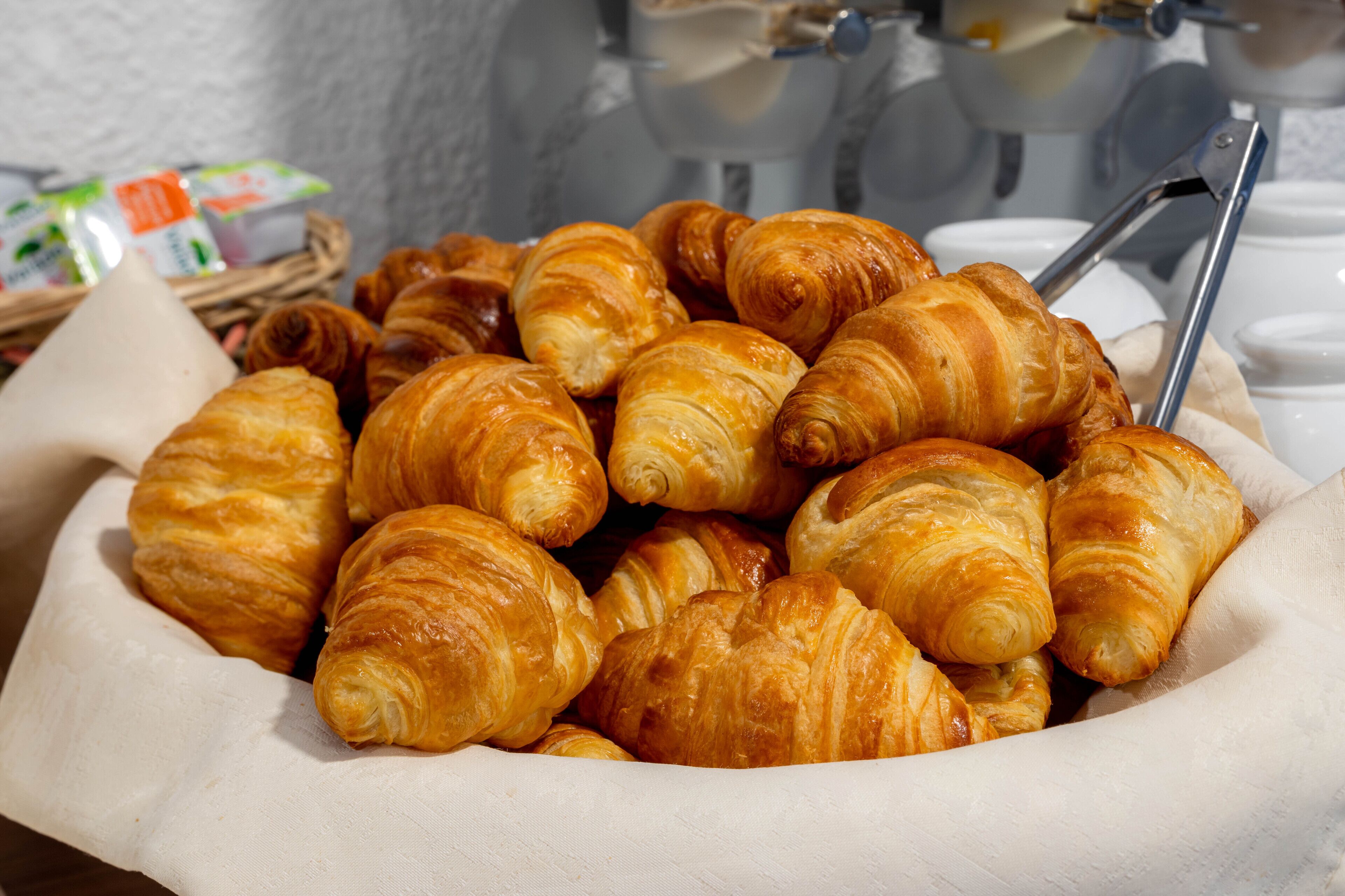 Un panier de croissants.