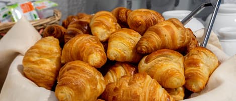 En kurv med croissanter.
