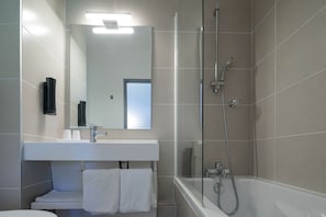 Habitación triple | Baño | Regadera, secadora de cabello, toallas
