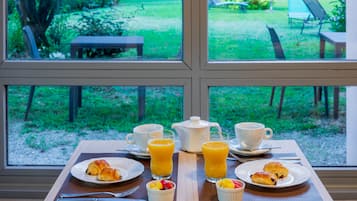 Bữa sáng buffet hàng ngày (10.5 EUR/mỗi người)