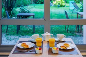 Desayuno buffet diario (EUR 10.5 por persona)