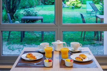 Daily buffet breakfast (EUR 10.5 per person)