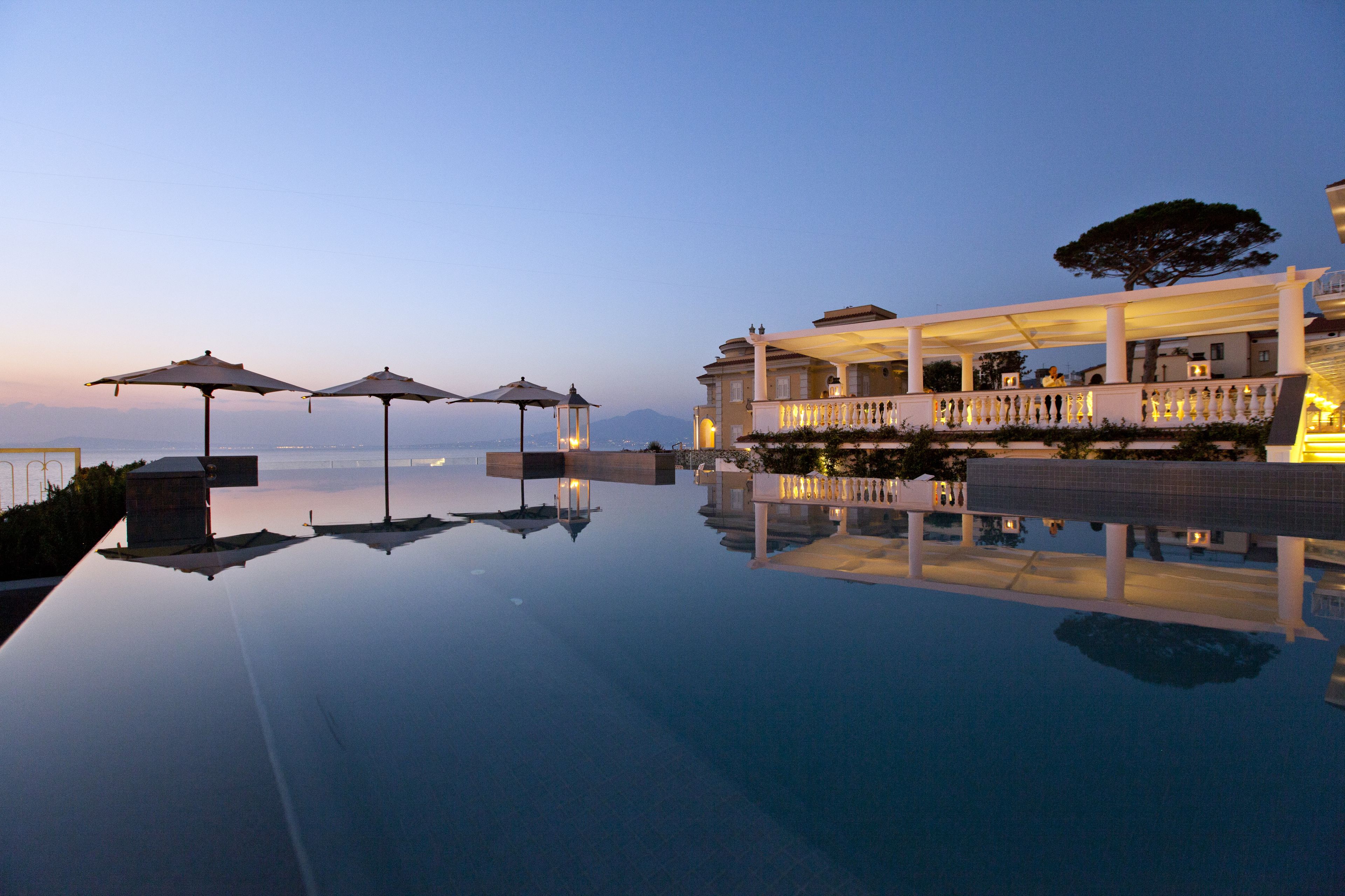 Piscine à débordement