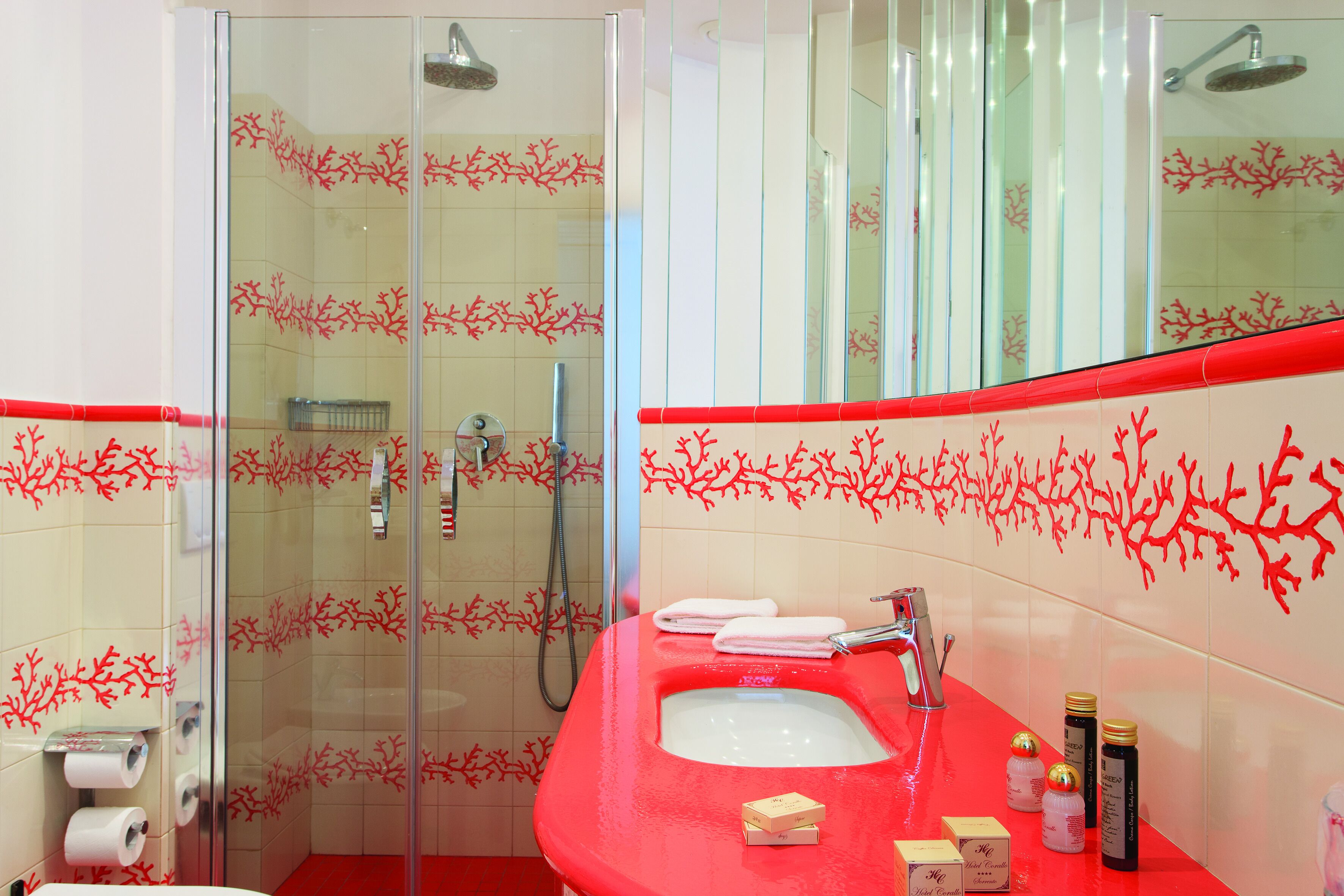 Quarto casal ou duplo superior, sacada, vista para o mar | Chuveiro