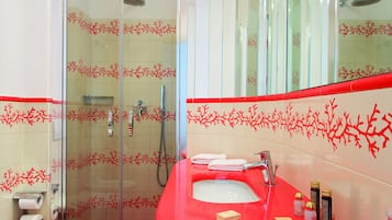 Habitación superior con 1 cama matrimonial o 2 individuales, balcón, vista al mar | Regadera en el baño