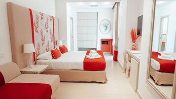 Camere Comunicanti, Balcone Vista Mare | Premium bedding, minibar, in-room safe, individually decorated