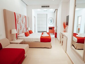 أغطية فراش متميزة وميني بار وخزنة داخل الغرفة وبديكورات فريدة لكل غرفة