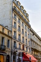 Edificio histórico con varios balcones y un cartel que indica un hotel.