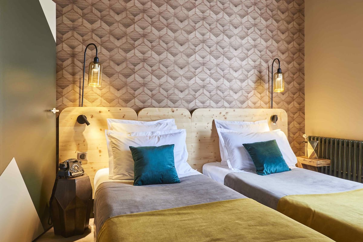 Classic Twin Room | In-room safe, desk, laptop workspace, soundproofing