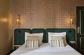 华丽双人房 | 客房内保险箱、办公桌、笔记本电脑工作区、隔音