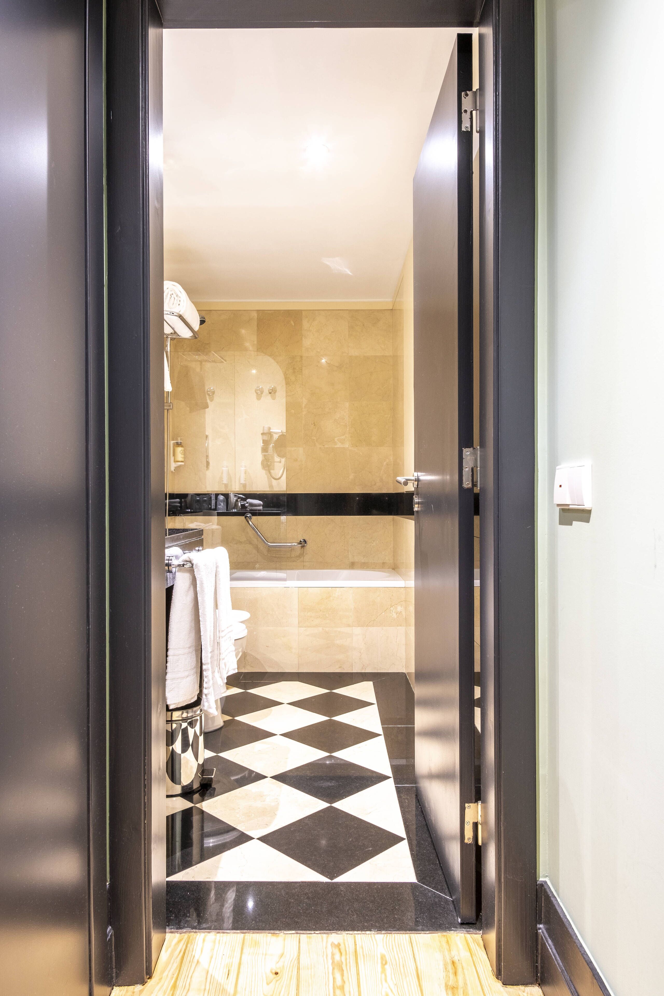 deluxe double room | bathroom | combined shower/bathtub, free toiletries, hair dryer, bidet