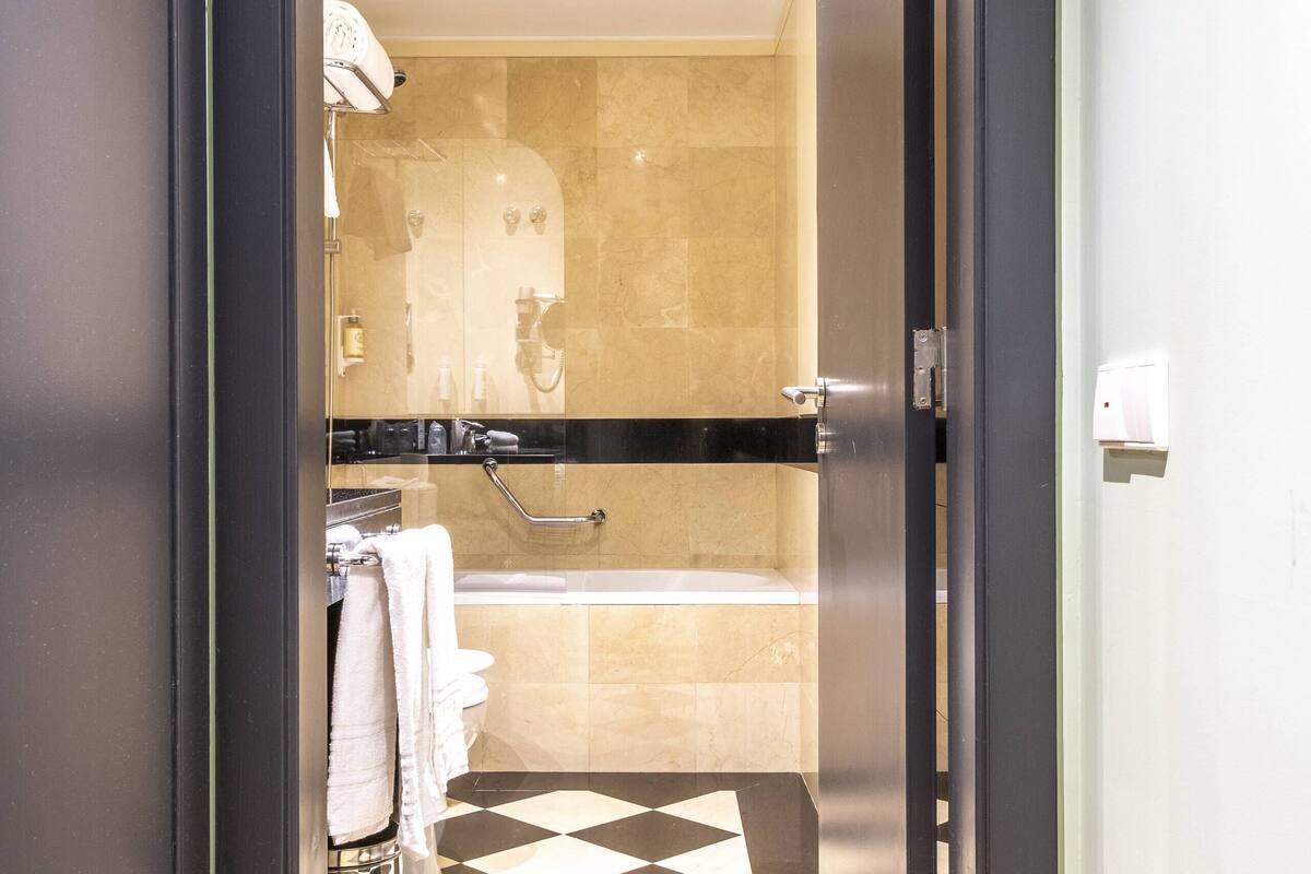 deluxe double room | bathroom | combined shower/bathtub, free toiletries, hair dryer, bidet