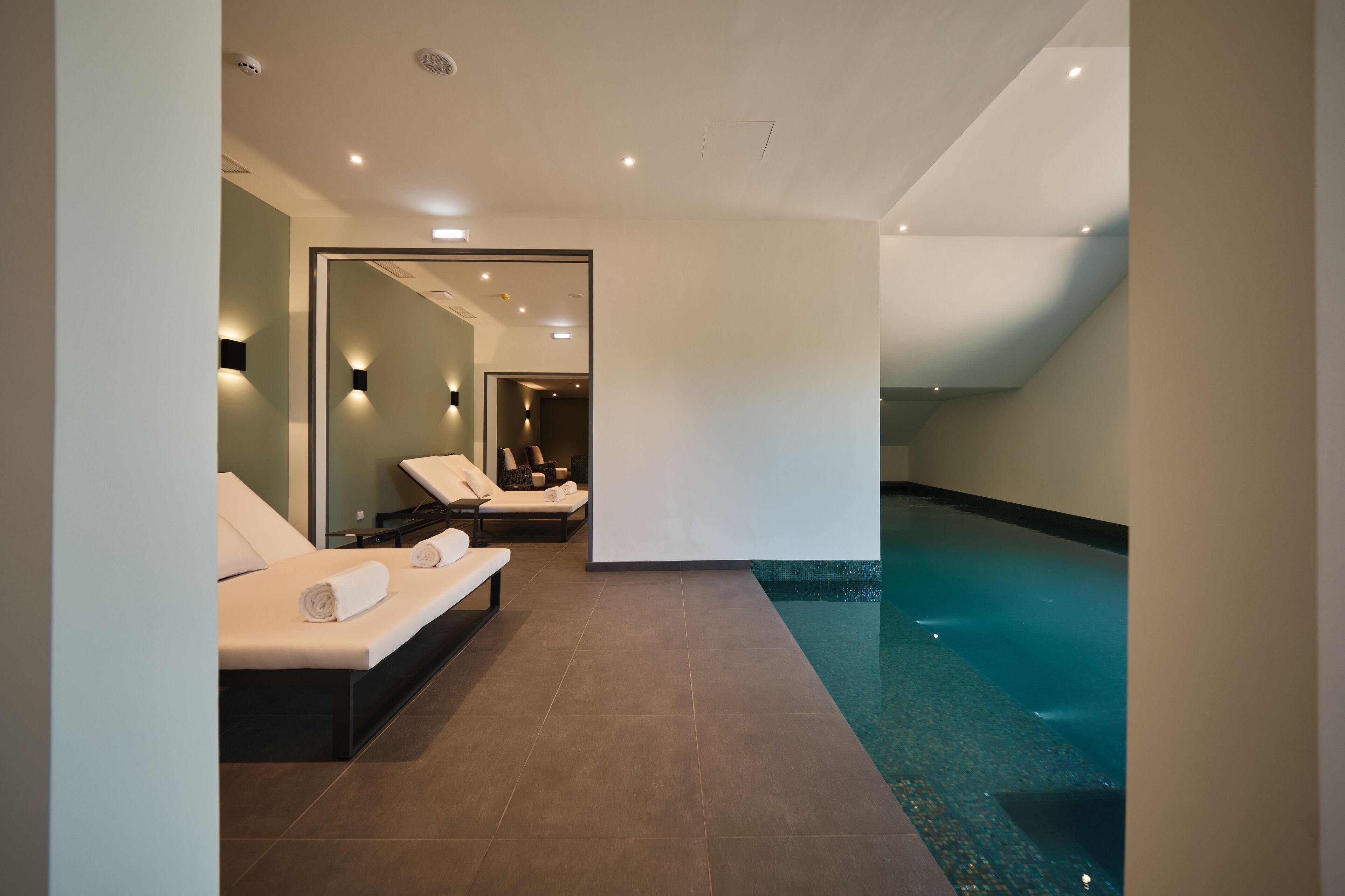 Een buitenzwembad en parasols bij het zwembad